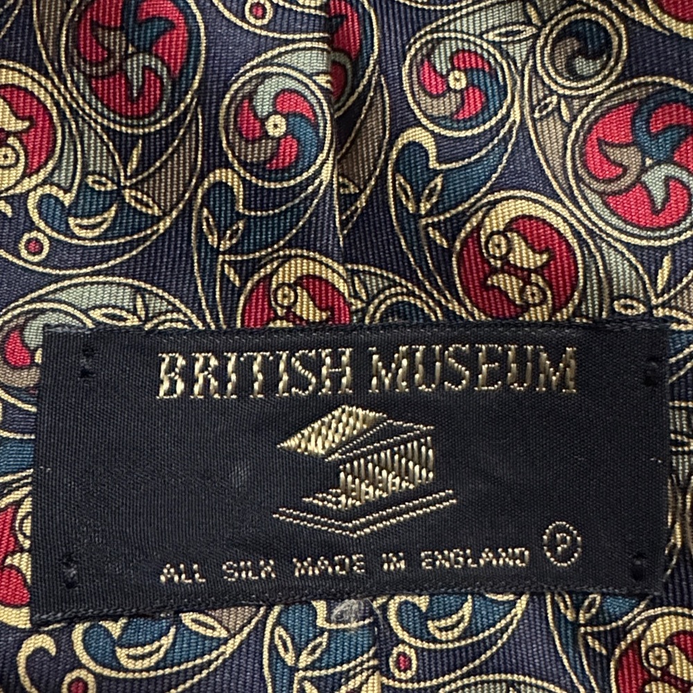 EUC Men’s Silk Tie-British Museum Made in England-Reds/Greens/Golds - Picture 5 of 6